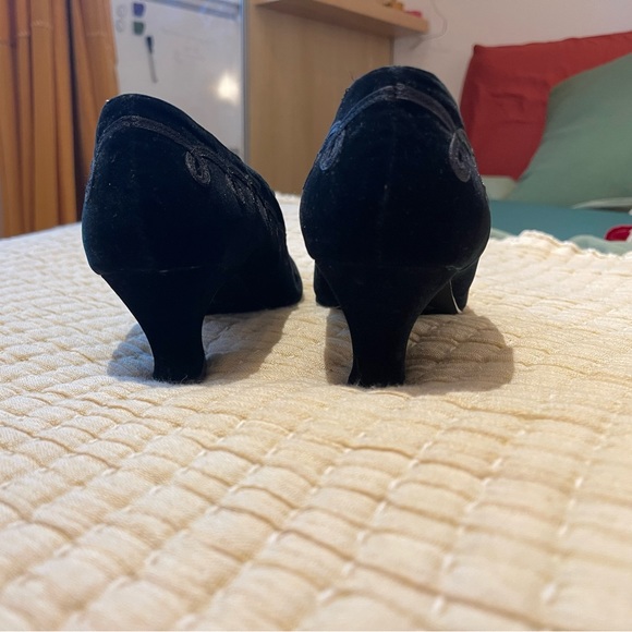 Vintage Le Château suede kitten heels - Picture 4 of 11